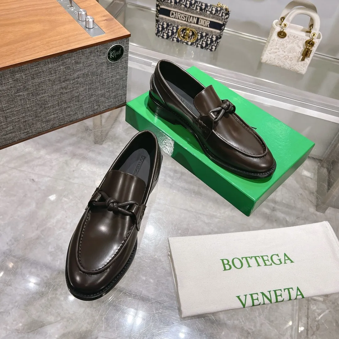 [BV] Top P: 860💰 Size: Female 35-39 (Female 40 custom-made) Male 39-44 (38.45 non-refundable) Bottega Veneta 2025 Autumn and Winter counter style! Small round toe loafers! Imported leather outsole! Imported open edge beaded cowhide! Solid color Niuli!  👉Click to buy: